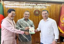 আটটি ফ্ল্যাগশিপ কর্মসূচির বুকলেট কপি প্রধানমন্ত্রীর হাতে