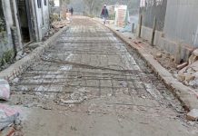 সিংগাইরে আরসিসি ঢালাইয়ে অনিয়মের অভিযোগ, এলাকাবাসীর বাধায় কাজ বন্ধ